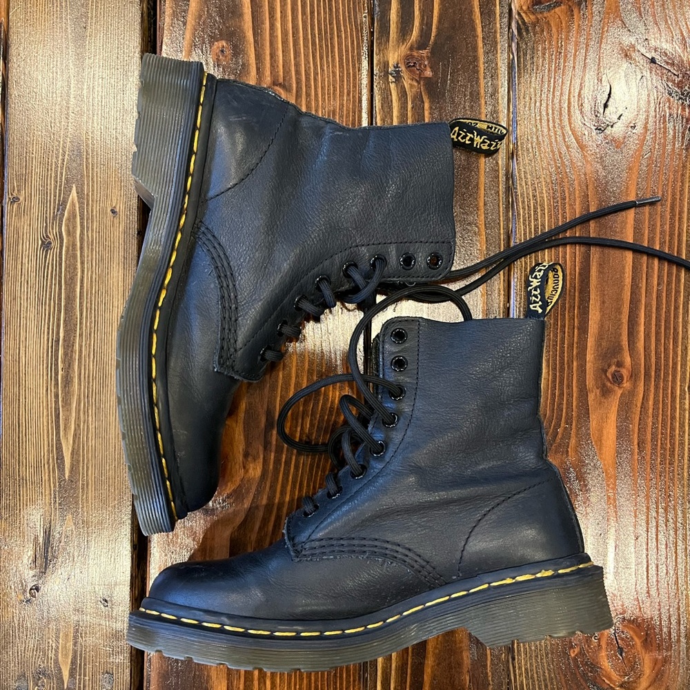 Dr Martens gently used smooth leather size 6 boots